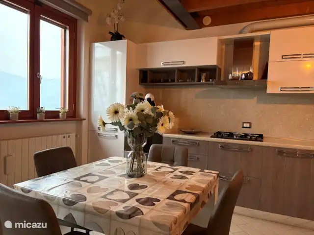 Casa Moia : Luxe, Piscine, Tranquillité ★★★★★ | Italie, Lacs italiens , Tavernola Bergamasca - maison de vacances La cuisine est équipée d’un grand congélateur, d’un réfrigérateur, d’un four et d’un lave-vaisselle