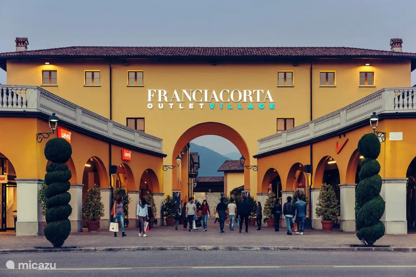 Salida Franciacorta. A 20km de Casa Moia, 140 tiendas de primeras marcas. ¡Precios de salida reales!