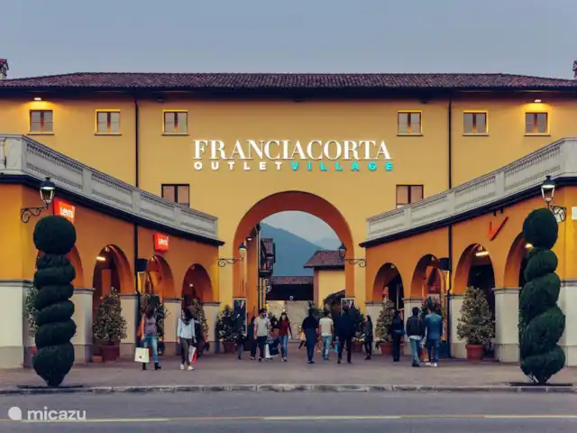 Casa Moia : Luxe, Piscine, Tranquillité ★★★★★ | Italie, Lacs italiens , Tavernola Bergamasca - maison de vacances Sortie Franciacorta. A 20km de Casa Moia, 140 boutiques de grandes marques. Prix de sortie réels!