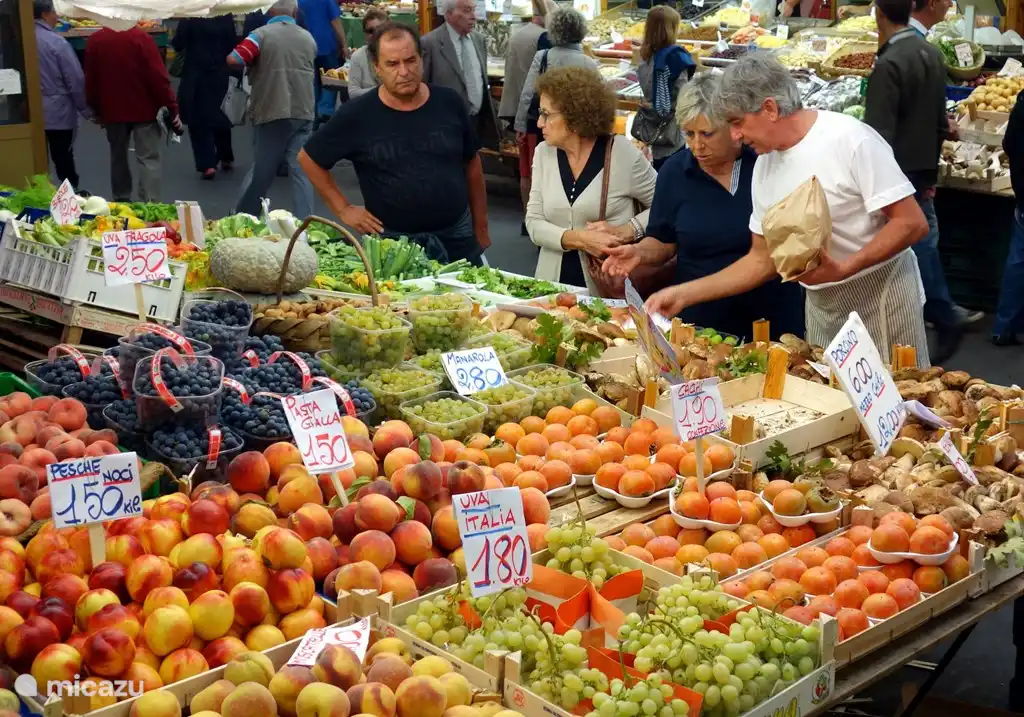 Todos los días de la semana hay un mercado local en un pueblo.