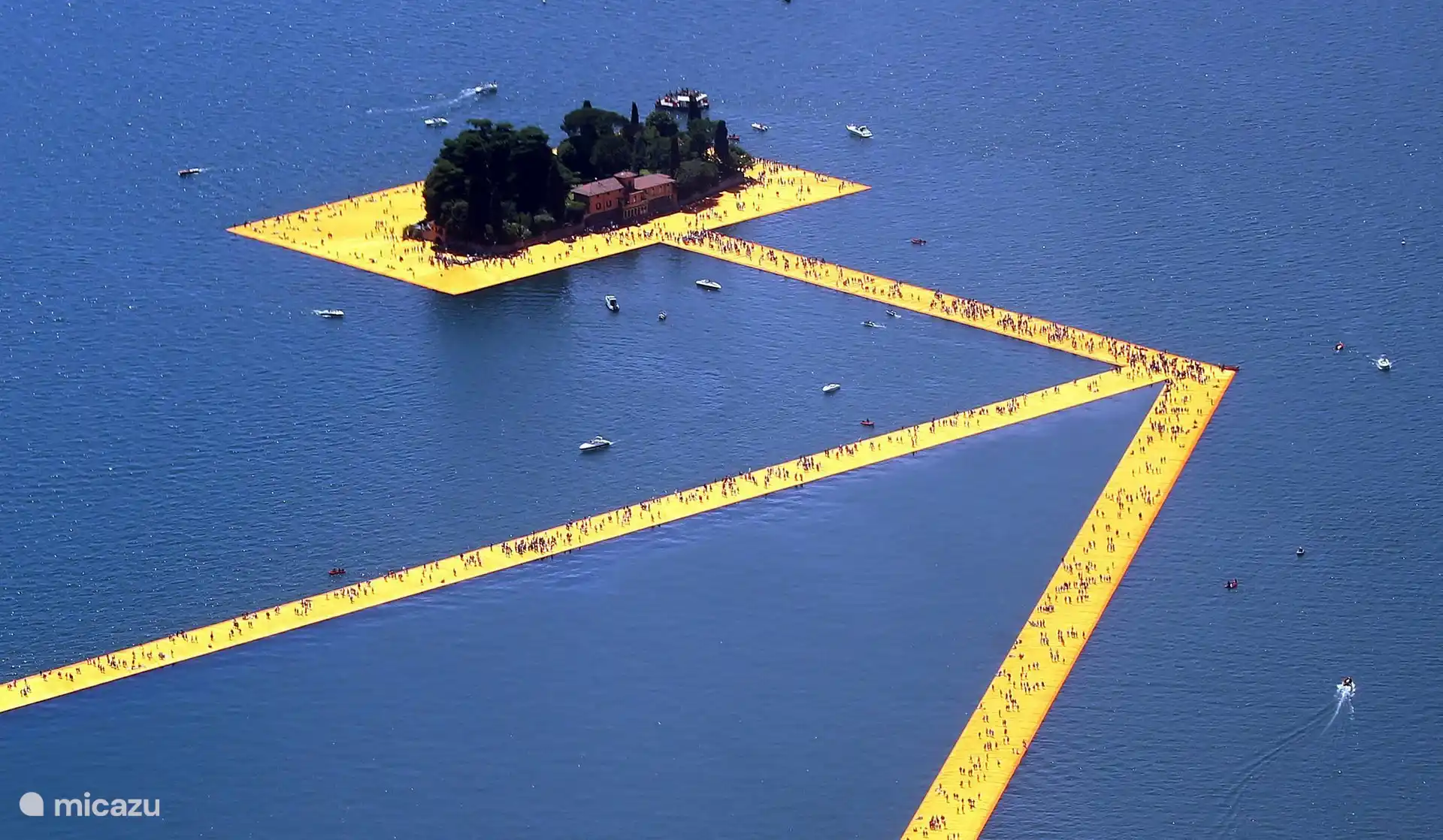 Tuvimos una vista en primera fila de los mundialmente famosos Muelles Flotantes: una obra de arte temporal de Christo y Jeanne-Claude, compuesta por 70.000 metros cuadrados de tela amarilla, sostenida por un sistema modular de muelle flotante de 226.000 cubos de polietileno de alta densidad instalados en 2016.