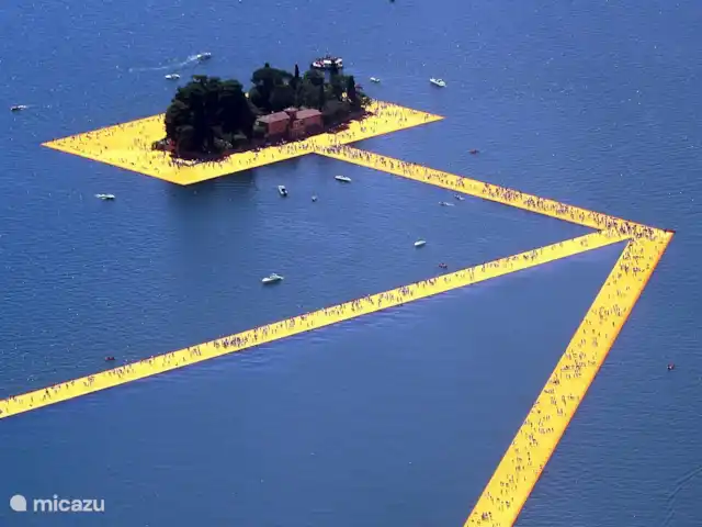 Casa Moia : Luxe, Piscine, Tranquillité ★★★★★ | Italie, Lacs italiens , Tavernola Bergamasca - maison de vacances Nous avions une vue au premier rang des célèbres jetées flottantes : une œuvre d'art temporaire de Christo et Jeanne-Claude, composée de 70 000 mètres carrés de tissu jaune, soutenue par un système de quai flottant modulaire de 226 000 cubes en polyéthylène haute densité installés dans 2016.