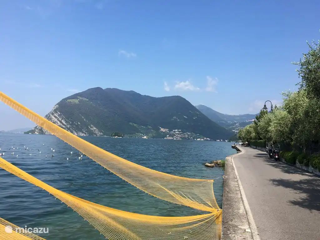Vista de nuestra casa desde el mundialmente famoso Monte Isola: la isla más grande de Europa situada en un lago