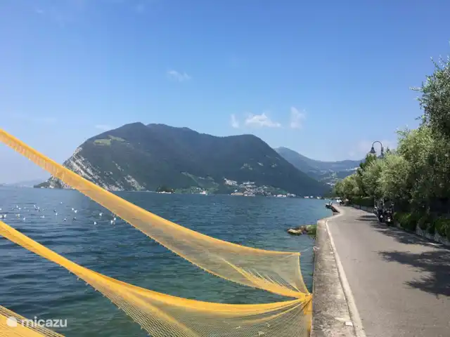 Casa Moia : Luxe, Piscine, Tranquillité ★★★★★ | Italie, Lacs italiens , Tavernola Bergamasca - maison de vacances Vue de notre maison depuis le célèbre Monte Isola : la plus grande île d'Europe située dans un lac