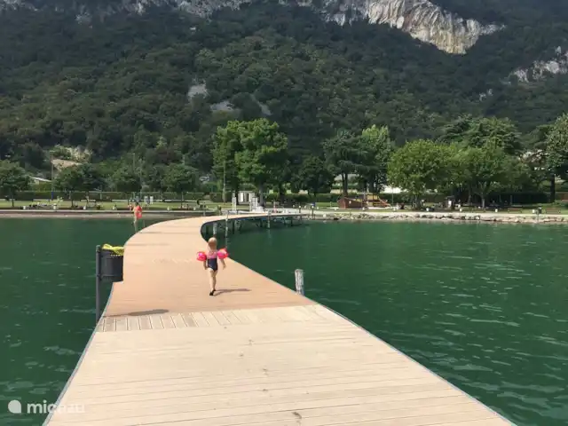 Casa Moia : Luxe, Piscine, Tranquillité ★★★★★ | Italie, Lacs italiens , Tavernola Bergamasca - maison de vacances Lido Nettuno à 5 km - C'est le lieu de loisirs sur le lac. Y compris restaurant, bar, terrains de sport, équipements de jeux