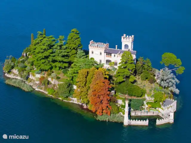 Casa Moia : Luxe, Piscine, Tranquillité ★★★★★ | Italie, Lacs italiens , Tavernola Bergamasca - maison de vacances Isola San Loreto, vue de notre terrasse. Isola San Paolo et bien sûr le célèbre Monte Isola peuvent également être vus librement depuis la terrasse !