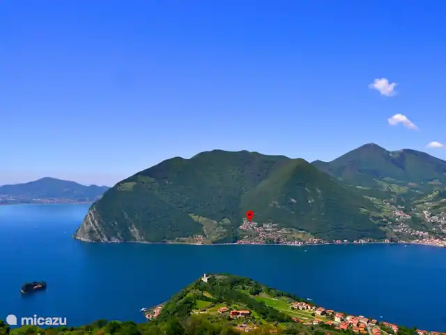 Casa Moia : Luxe, Piscine, Tranquillité ★★★★★ | Italie, Lacs italiens , Tavernola Bergamasca - maison de vacances Notre maison de vacances (marqueur rouge), vue du célèbre Monte Isola