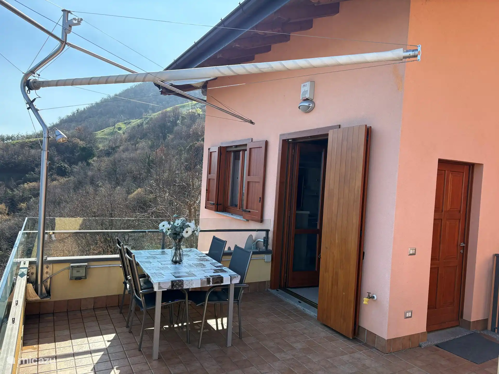 Amplia terraza con mucha privacidad y toldo eléctrico