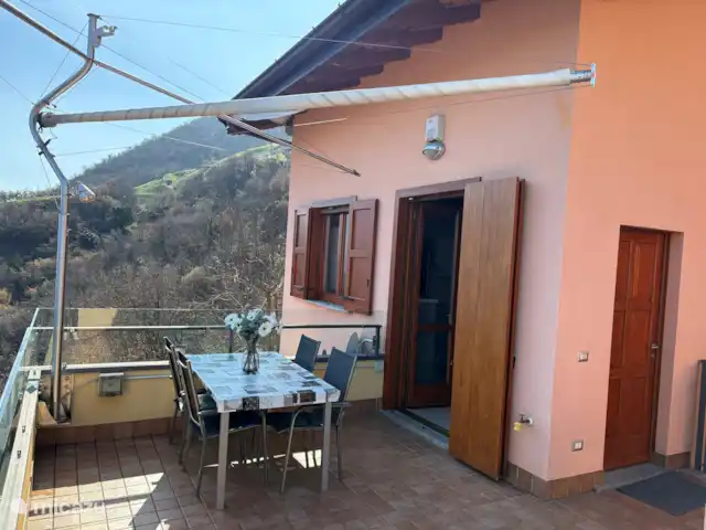 Casa Moia : Luxe, Piscine, Tranquillité ★★★★★ | Italie, Lacs italiens , Tavernola Bergamasca - maison de vacances Grande terrasse avec beaucoup d’intimité et auvent électrique