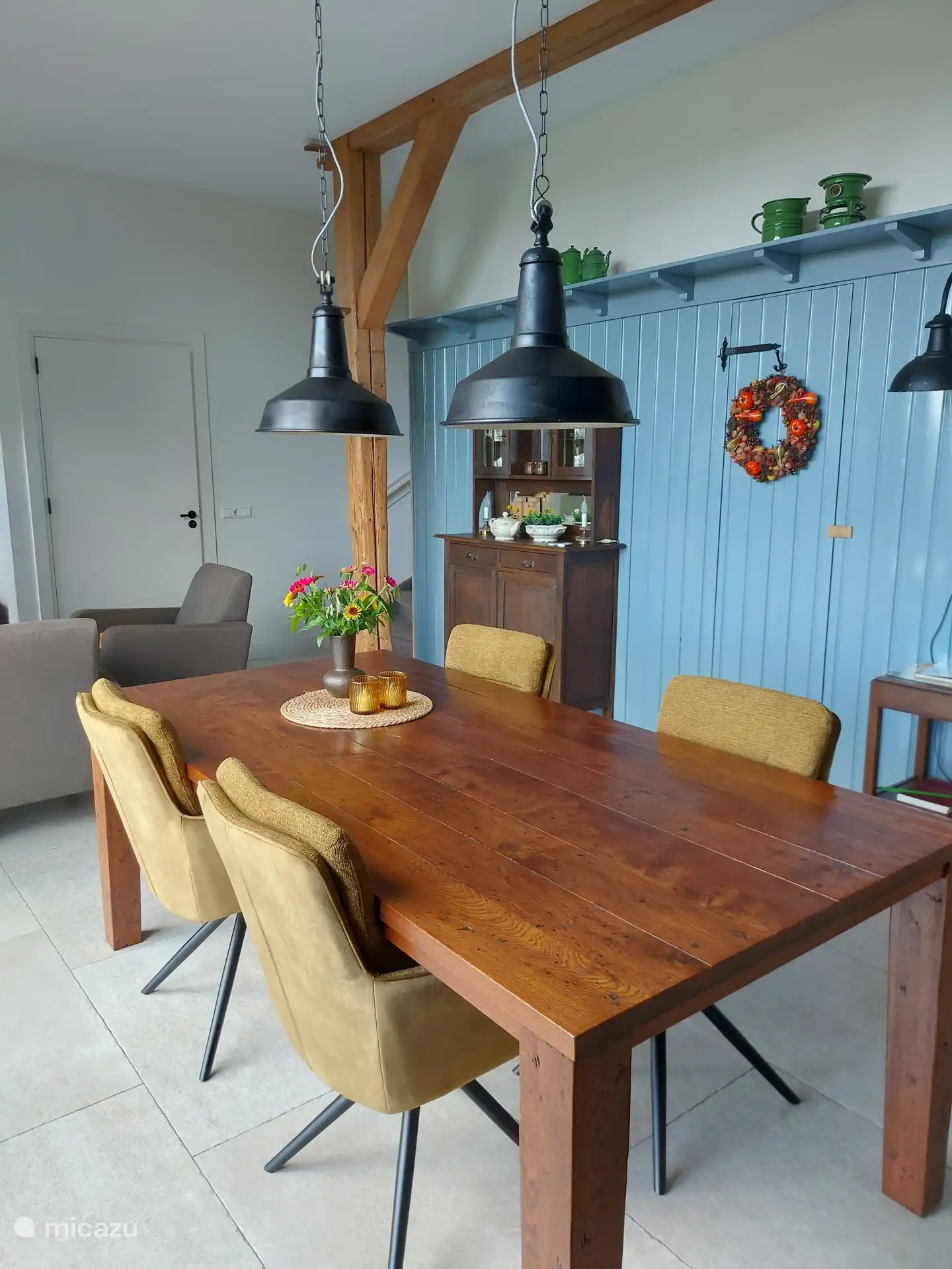 Esstisch mit feinen Stühlen