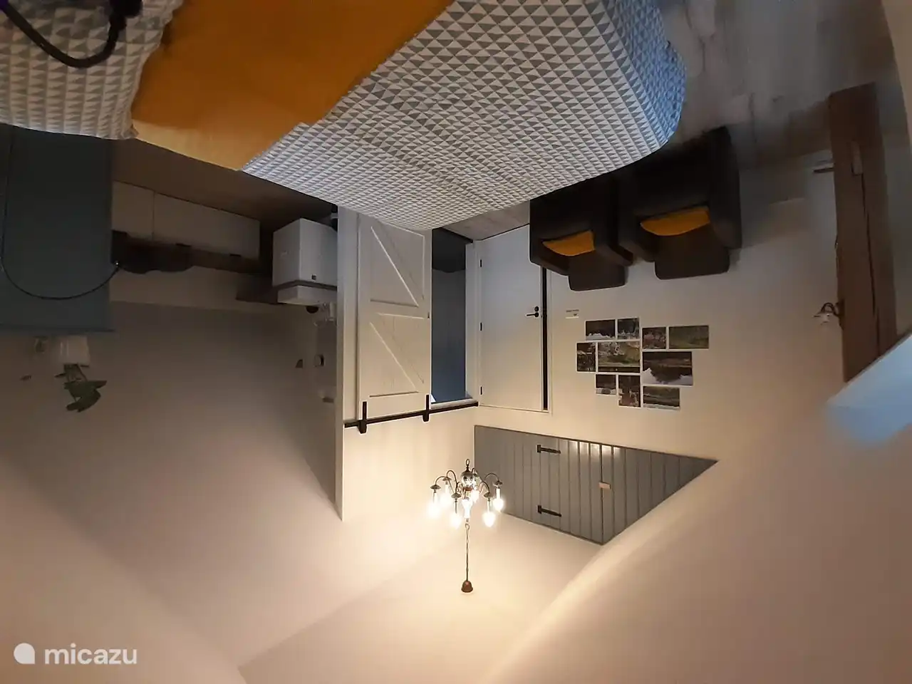 Foto des Schlafzimmers mit dem Badezimmer hinter der Schiebetür