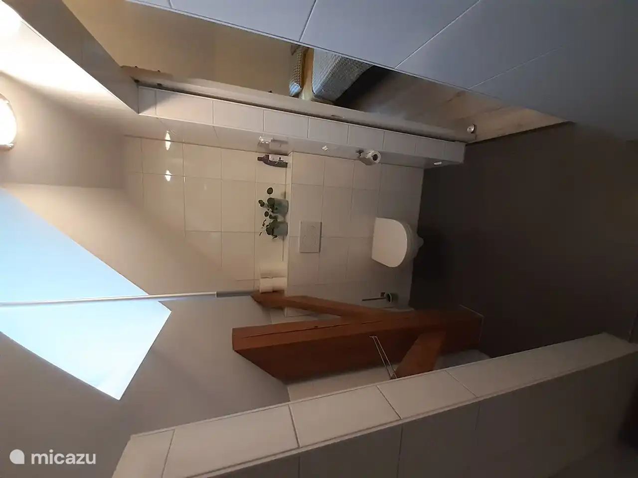 Foto der Toilette im Badezimmer mit einem schönen Eichenfachwerk.