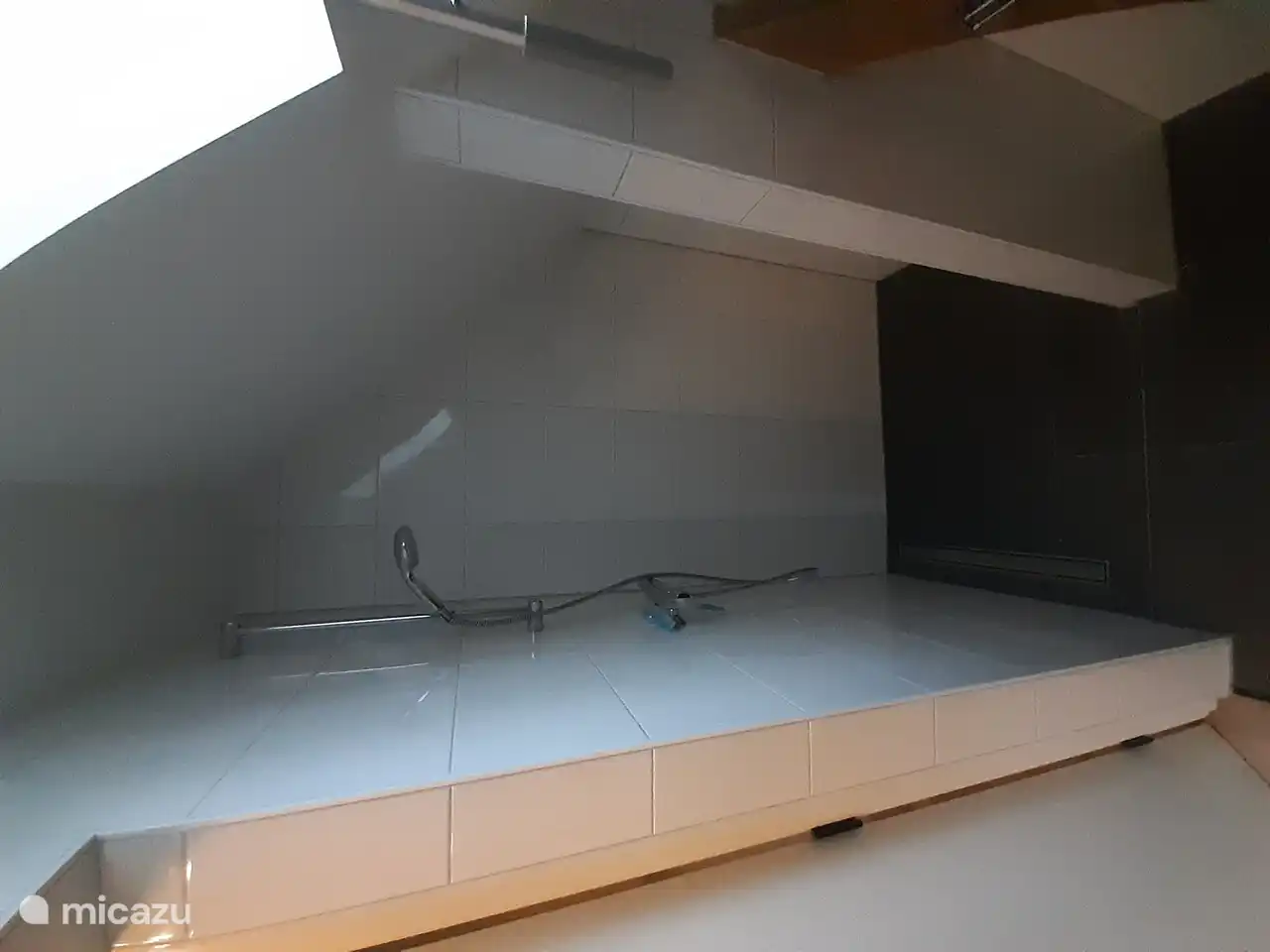 Foto der geräumigen Dusche im Schlafzimmer