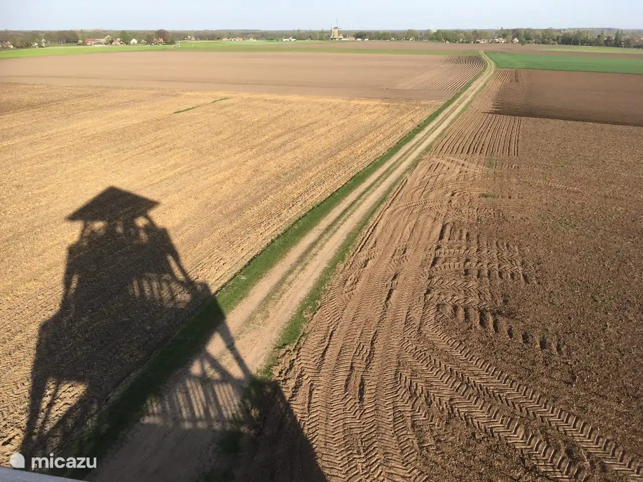 Blick vom Wachturm auf dem Berg Needse auf die alte holländische Windmühle von Neede. Dies ist etwa 2,5 km von den Tuutn entfernt