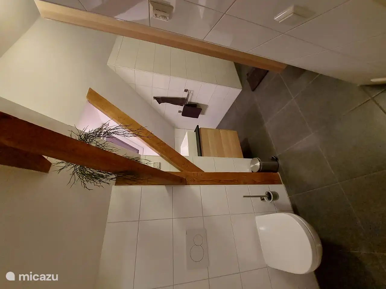 Badezimmer mit Fußbodenheizung, vom Flur aus gesehen