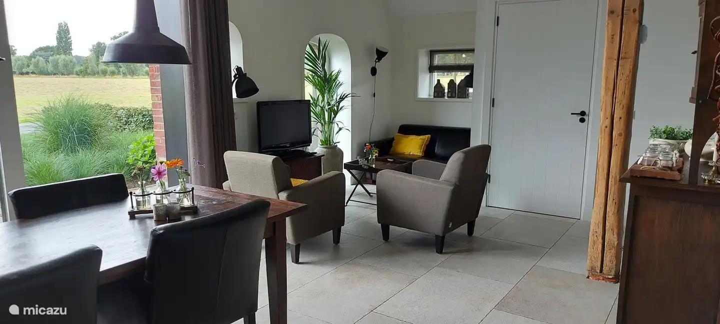 Der Sitzbereich, 2 Sessel und ein 2-Sitzer-Sofa sowie ein TV