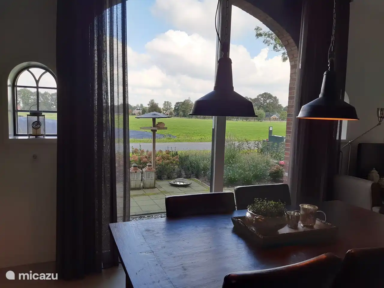 Blick vom Essbereich durch das Glas, wo früher die Scheunentore waren.