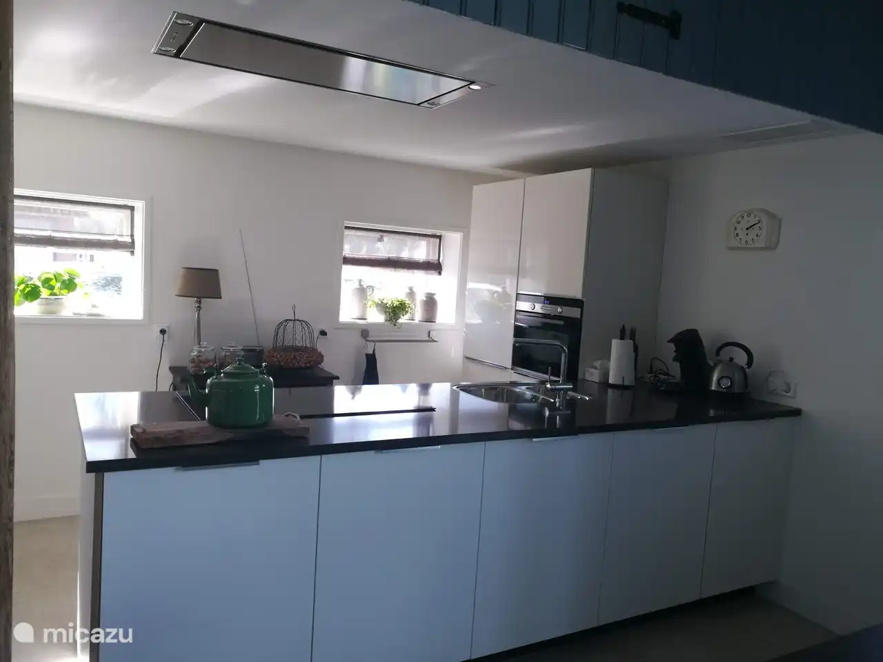 Küche mit 5-Flammen-Induktionskochfeld, großem Kühlschrank, kleinem Gefrierschrank und Kombibackofen mit Mikrowelle