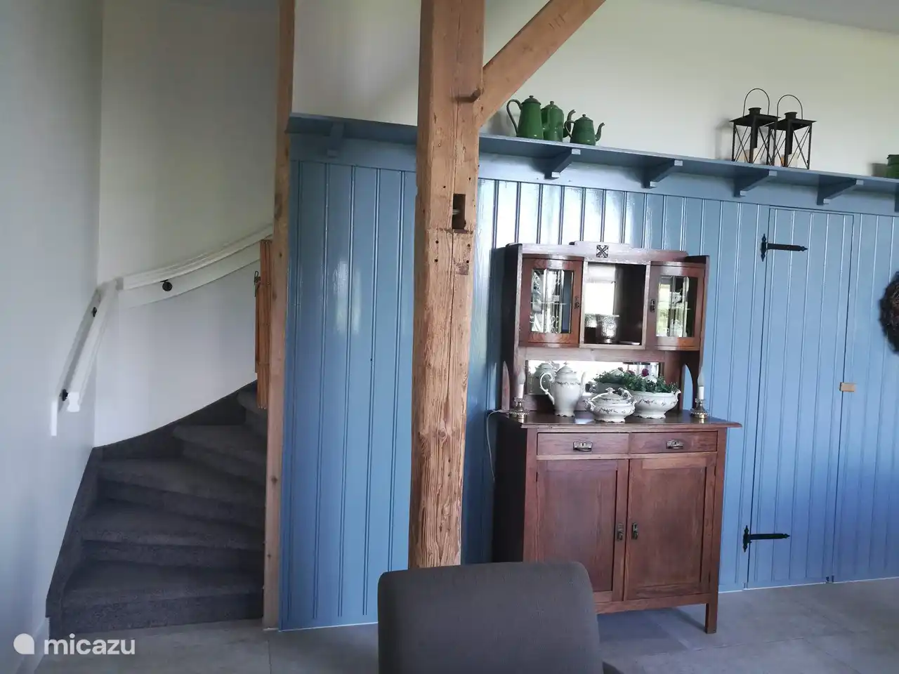 Foto der Treppe und der schönen Eichenbinder