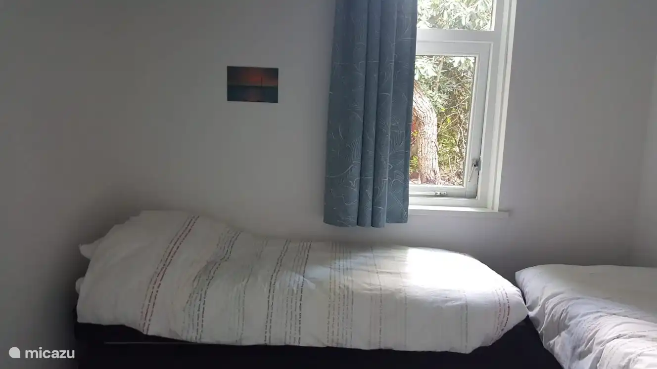 Slaapkamer 1 met twee losse eenpersoonsbedden