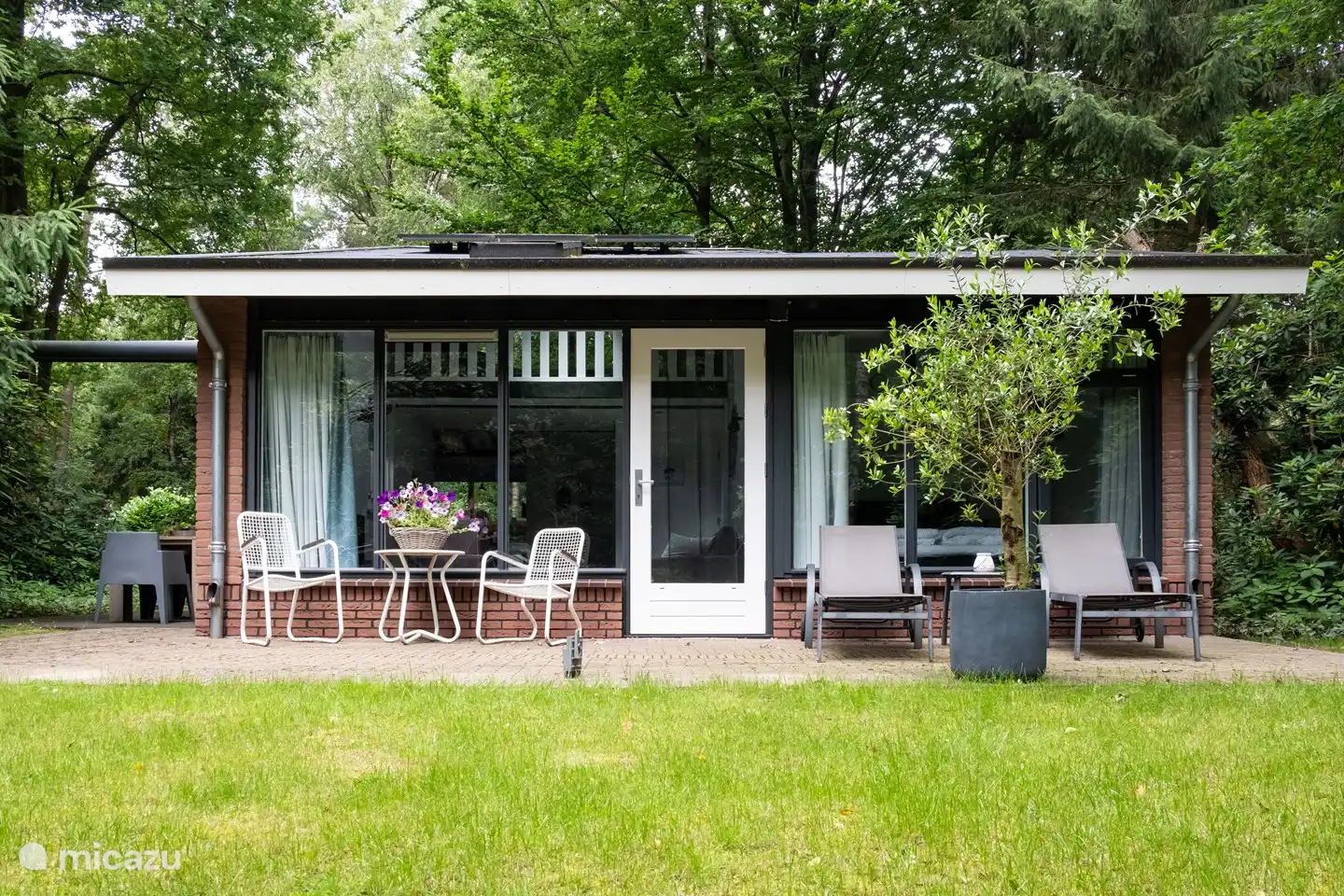 Achterzijde bungalow De Scholekster