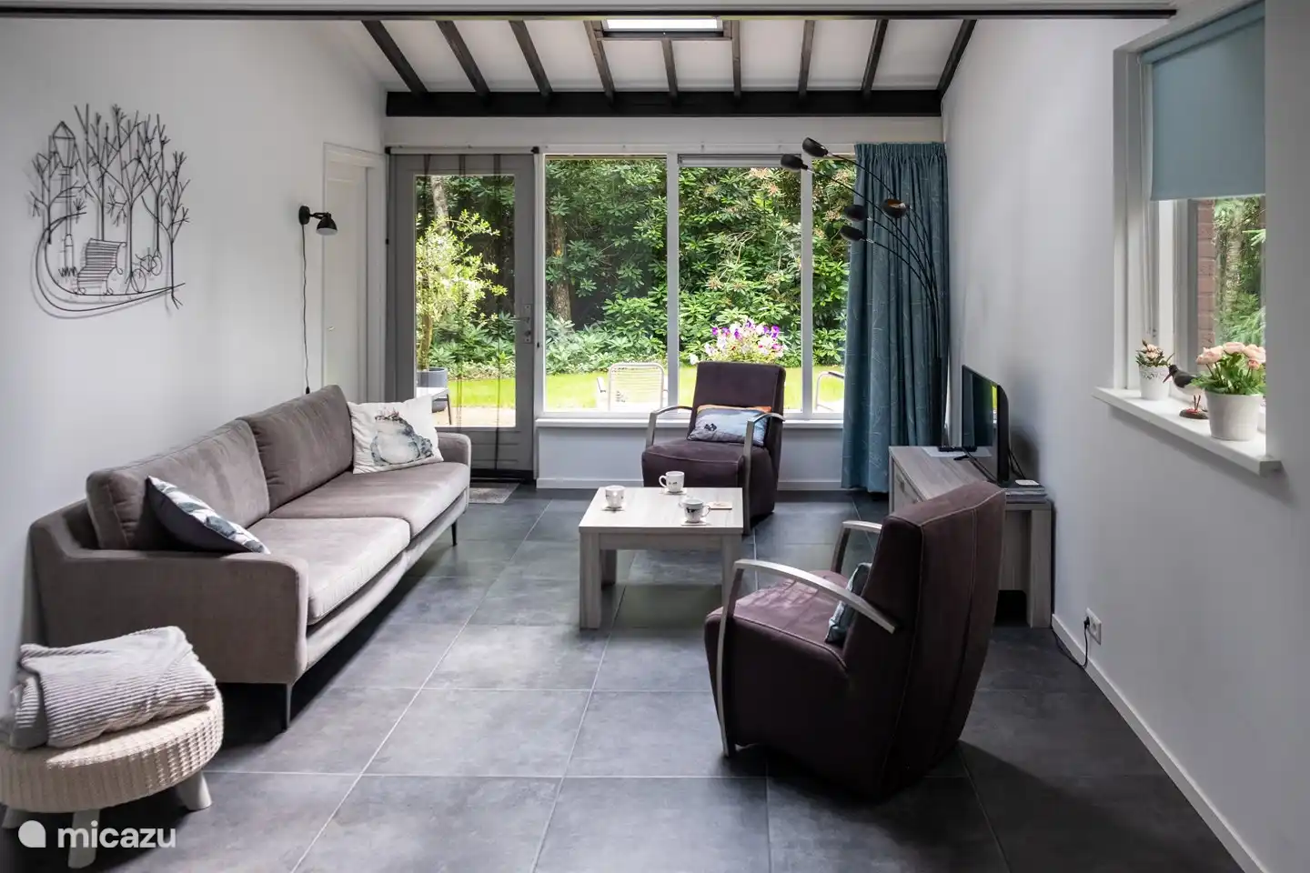 Woonkamer met zicht op tuin