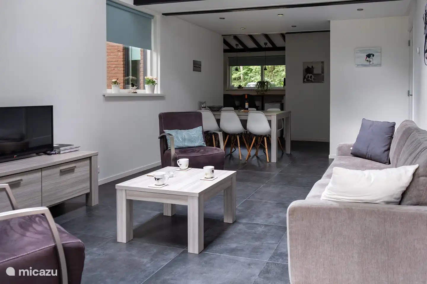 Woonkamer met zicht richting de keuken