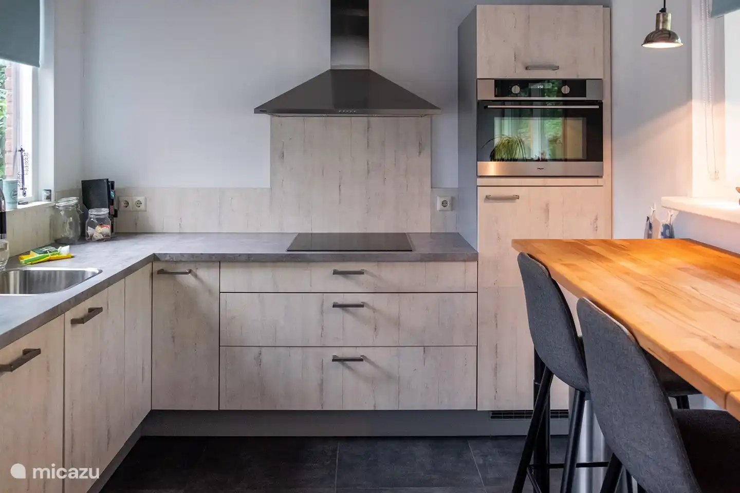 Volledig ingerichte keuken + bar (incl. combi magnetron/ vaatwasser/ wasmachine)