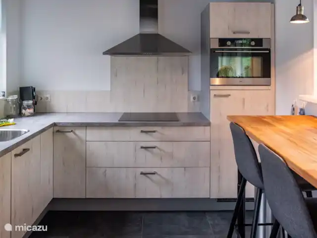 Scholekster huren in Nederland, Overijssel, Ommen - vakantiehuis Volledig ingerichte keuken + bar (incl. combi magnetron/ vaatwasser/ wasmachine)
