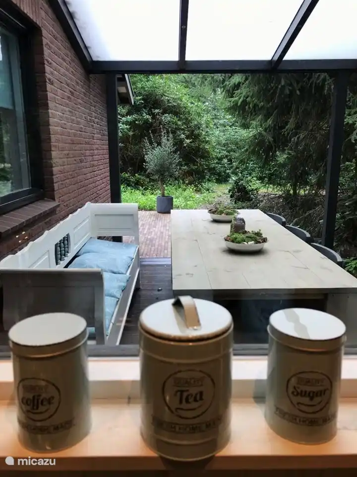 Uitzicht vanaf keuken naar overdekt terras