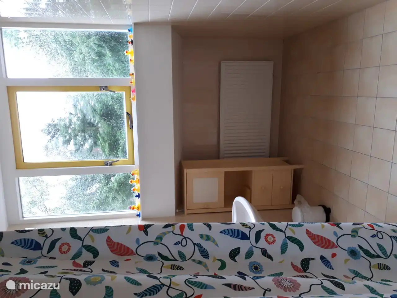 cuarto de baño con ventana abuhardillada arriba