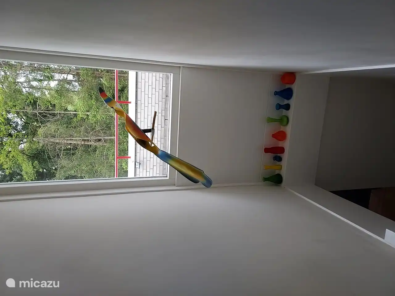 también dentro de un hermoso pájaro con vista a la azotea