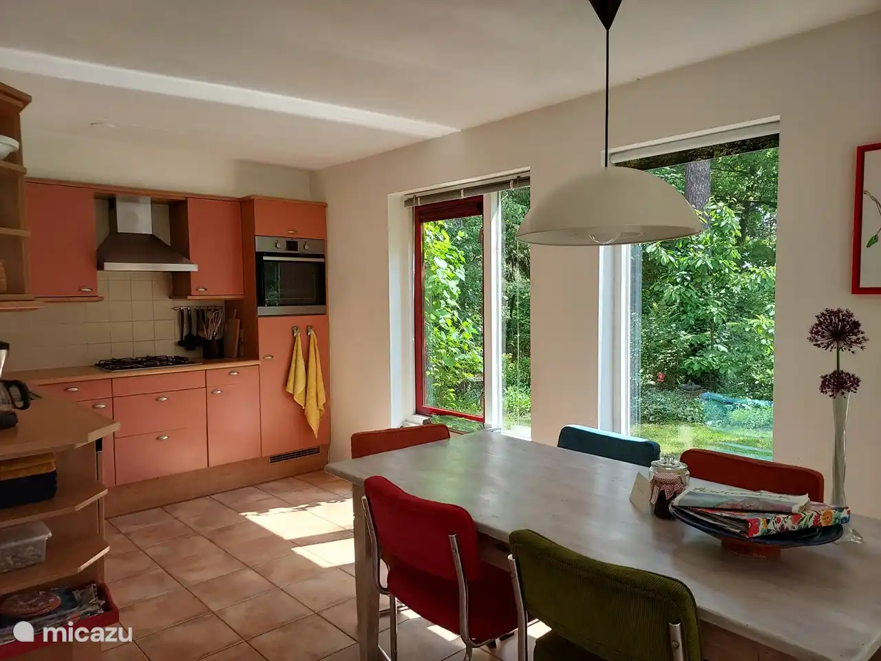 cocina abierta con vista al jardín/bosque