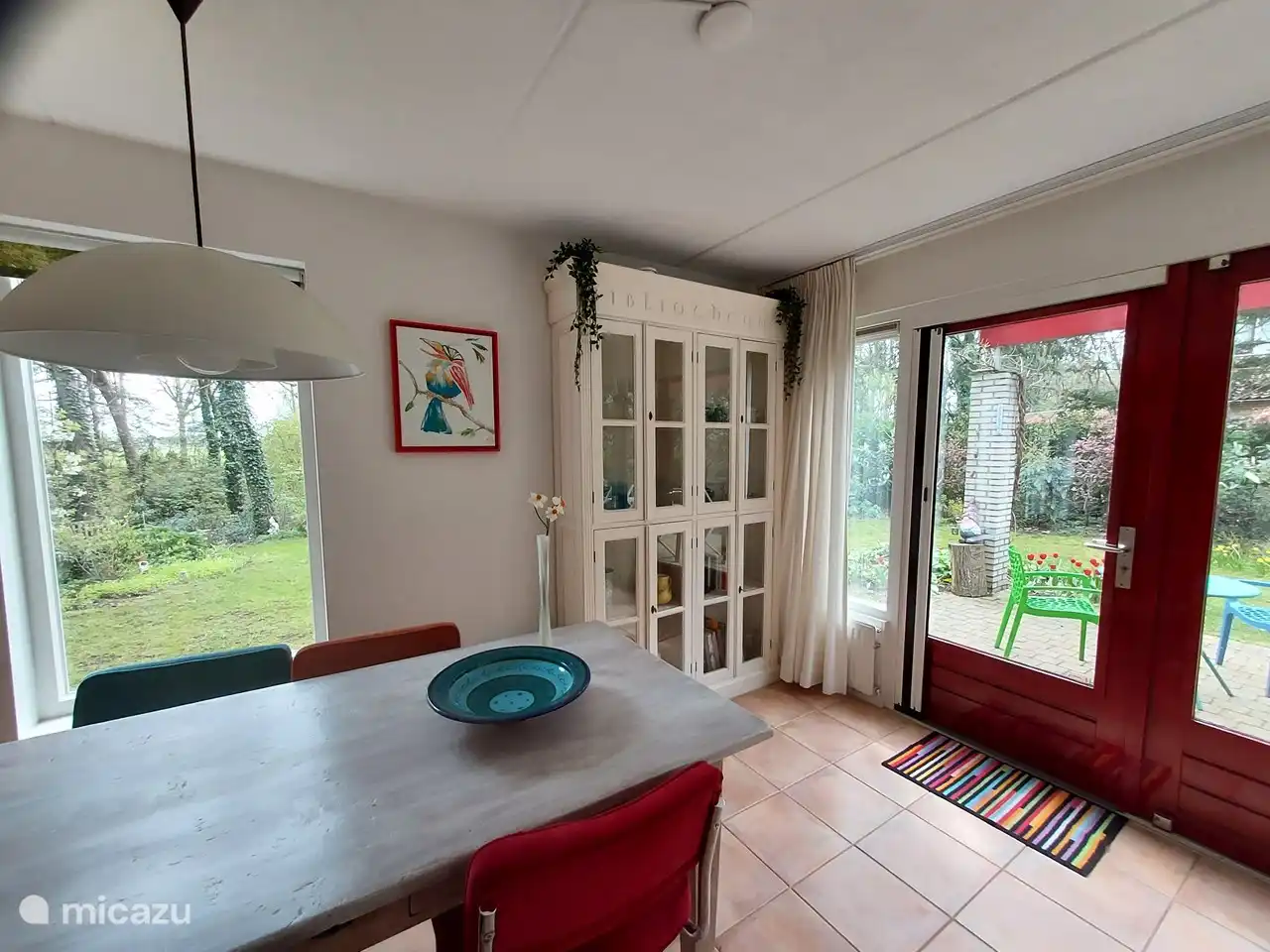 en la mesa grande puedes mirar afuera