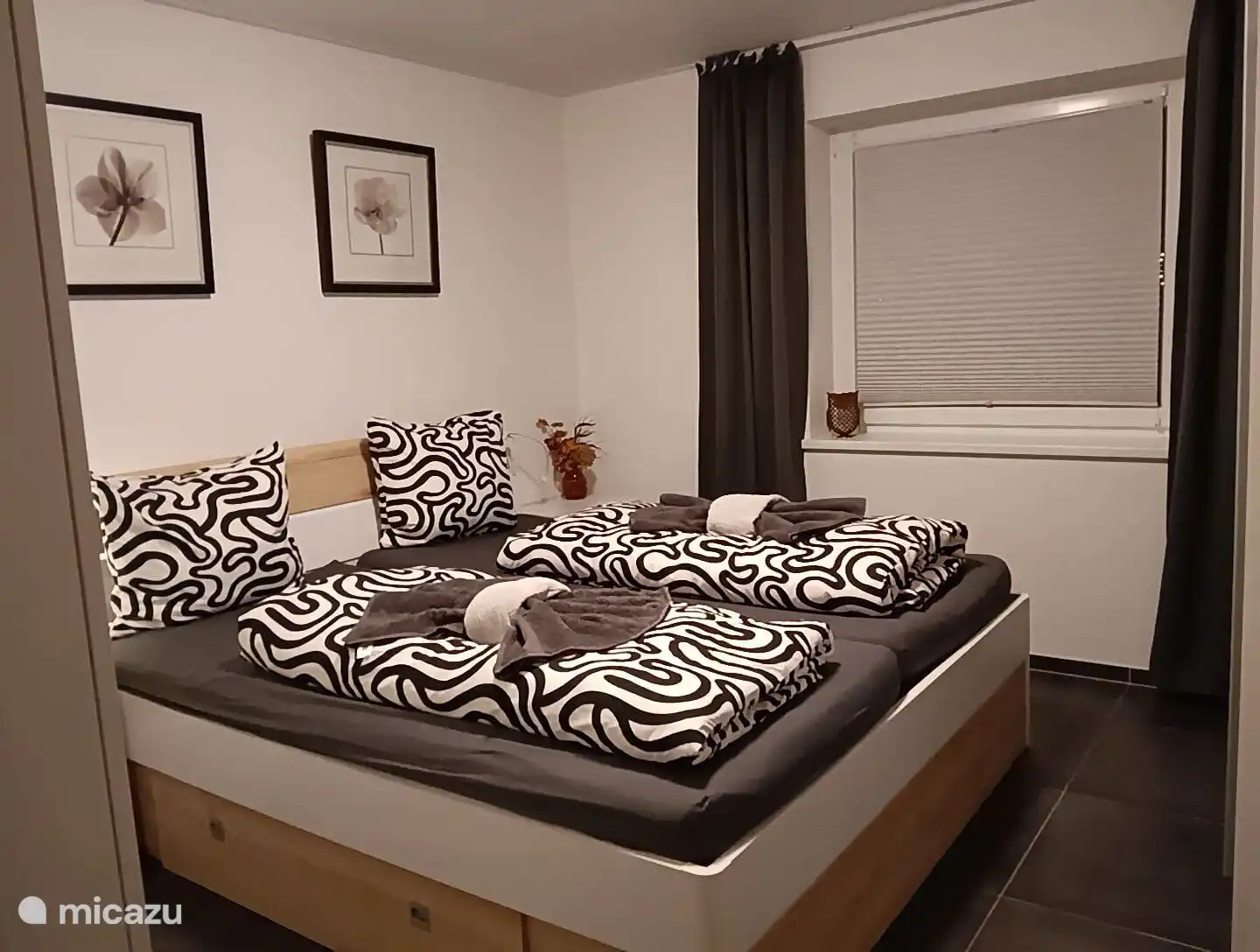 Dormitorio junto al salón 