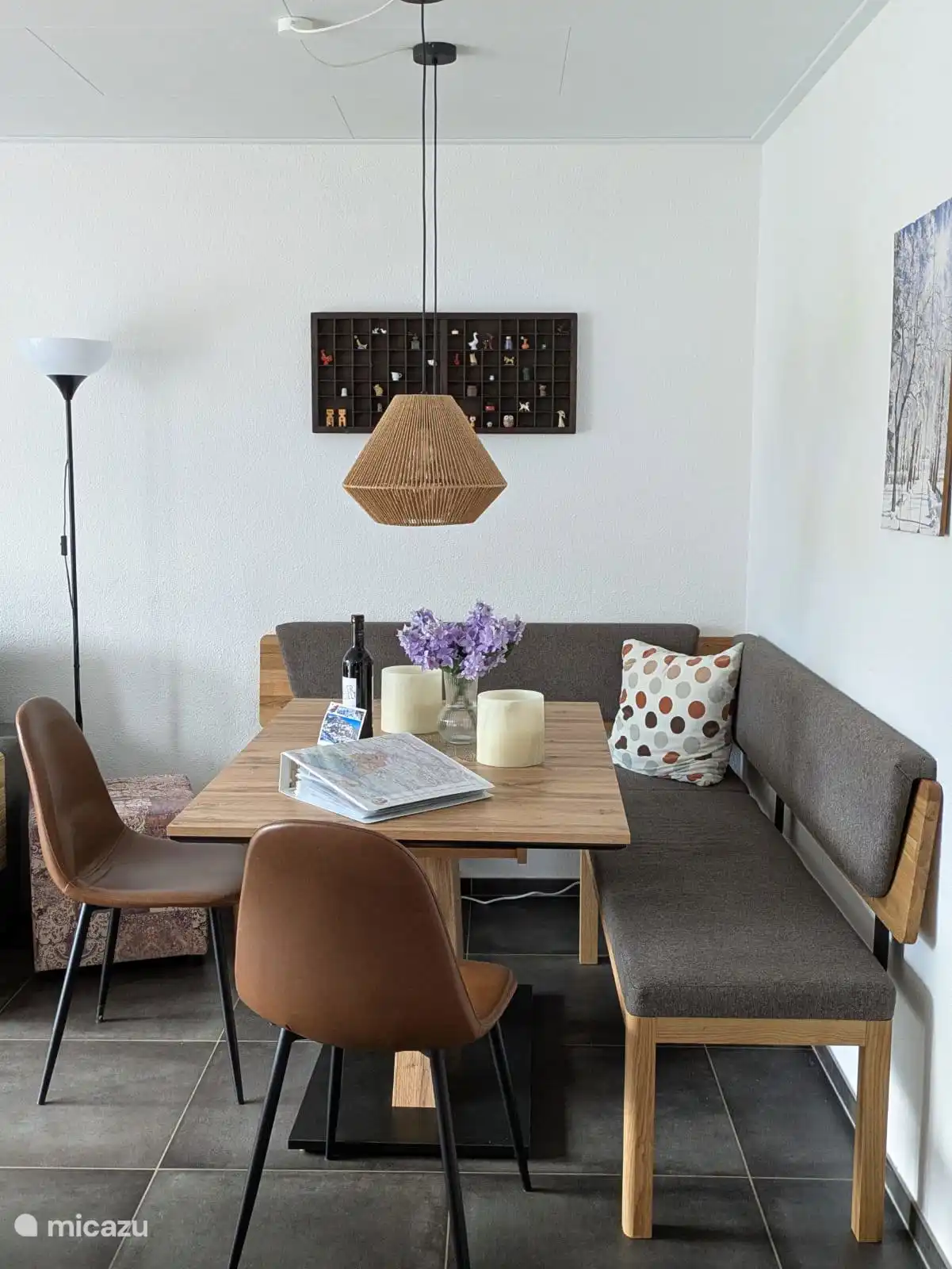 Acogedora mesa de comedor con sofá esquinero