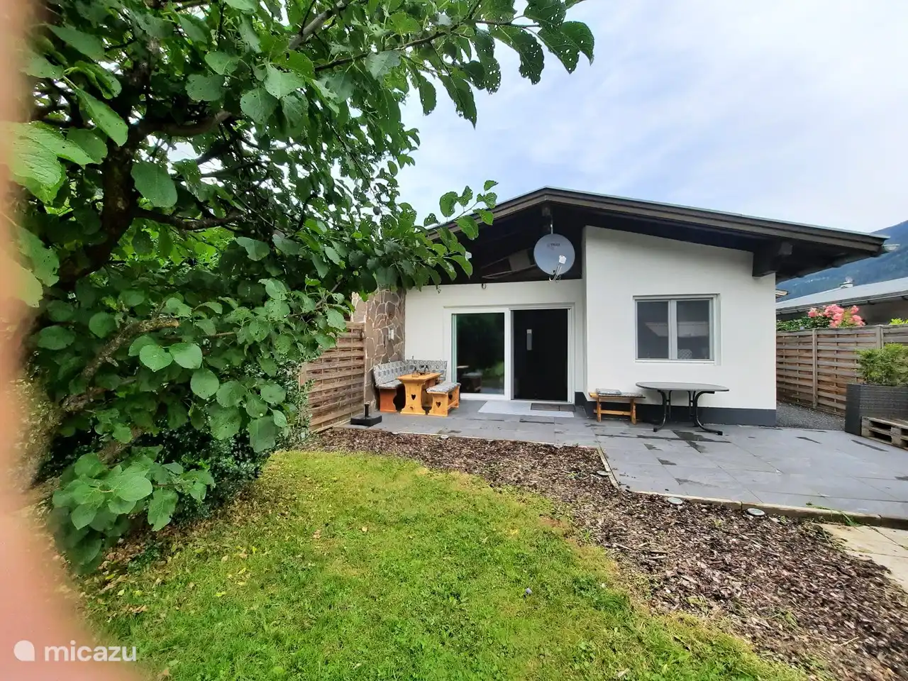 Jardín con set de jardín y set de salón 