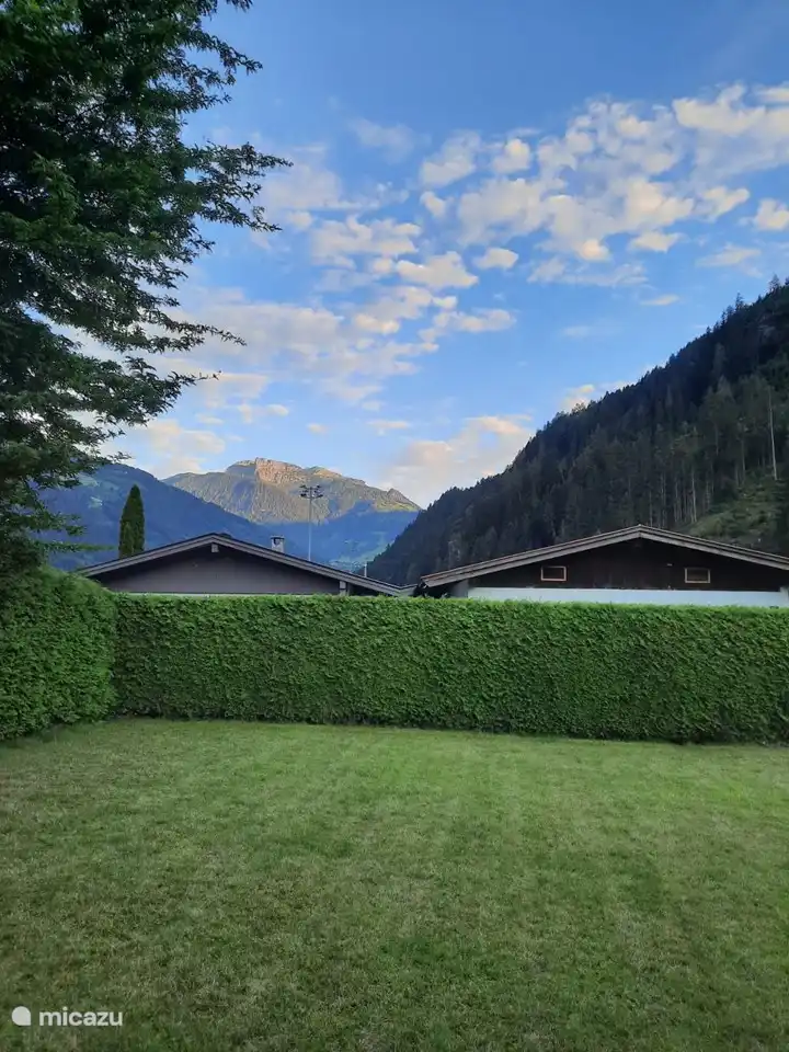 Vista desde la sala de estar, la terraza y mi jardín en los Alpes de Zillertal y el césped comunitario en verano. Este césped comunitario en realidad solo es accesible para 4 casas. 