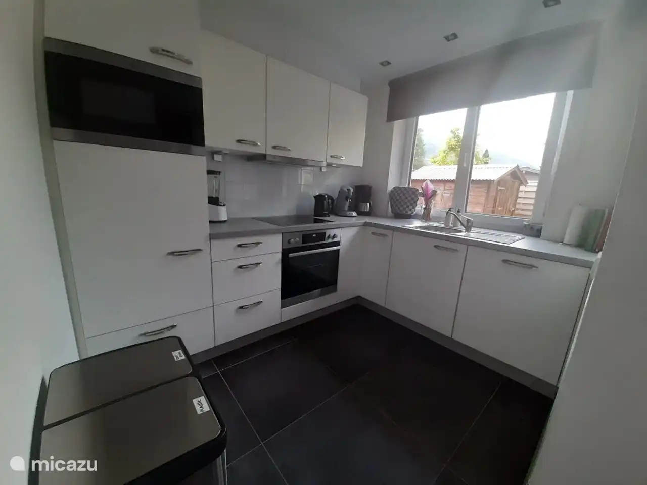 Cocina con lavavajillas, microondas, horno y frigorífico