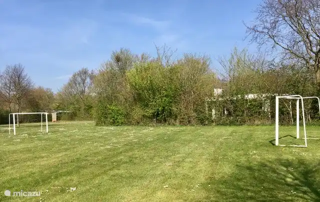 Aire de jeux derrière la maison. Apportez une balle!