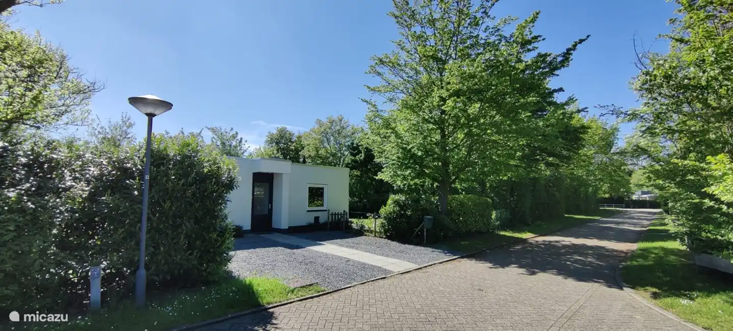 Sur le côté de la maison, il y a de la place pour ranger un bateau.