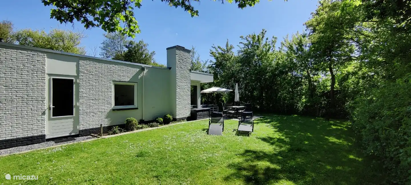 Grand jardin clos, terrain de 500m2.