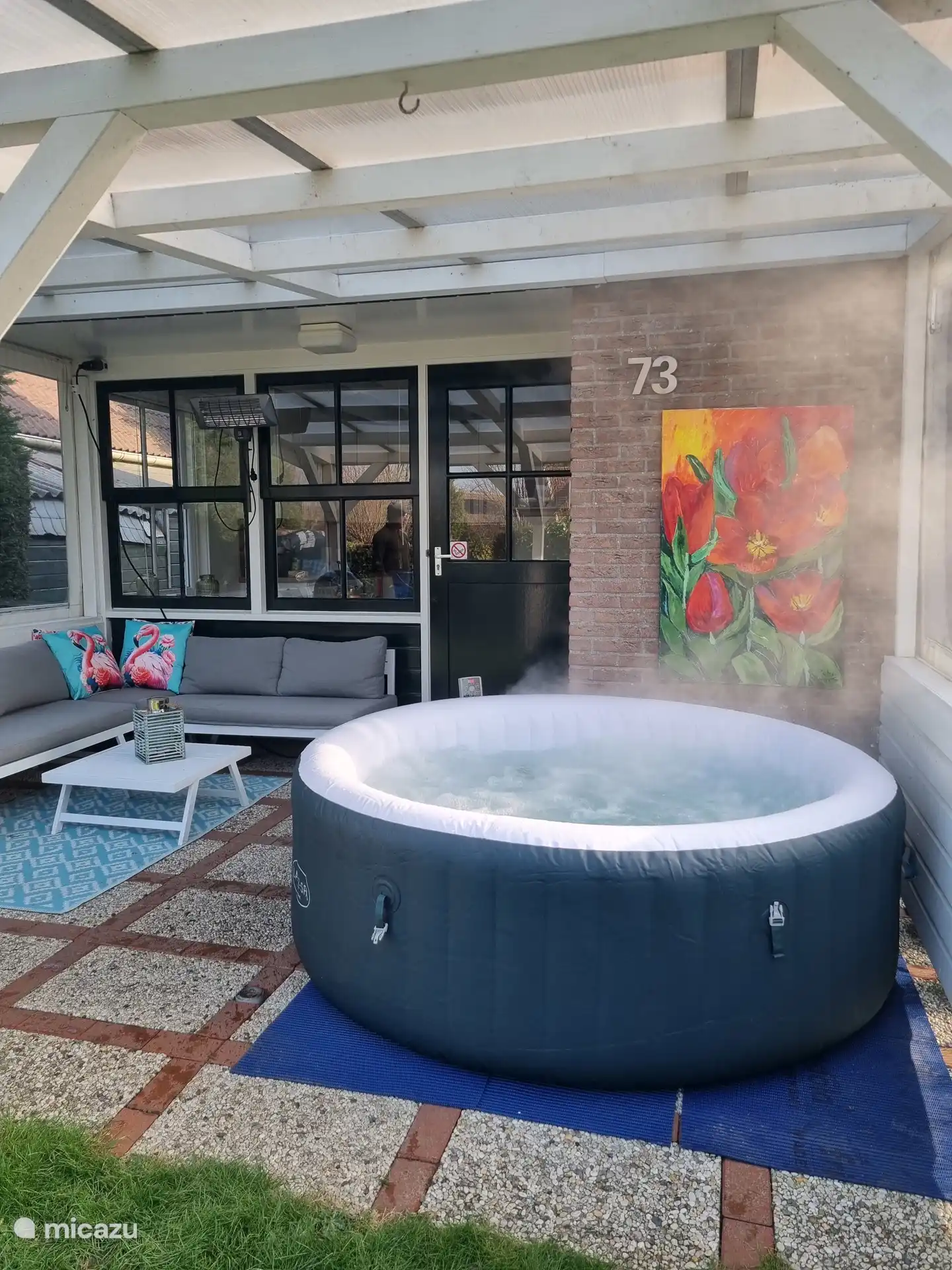 Pendant les mois d’hiver, un jacuzzi est disponible sous la véranda pour un coût supplémentaire de 85 €, une valeur ajoutée absolue pendant votre séjour !