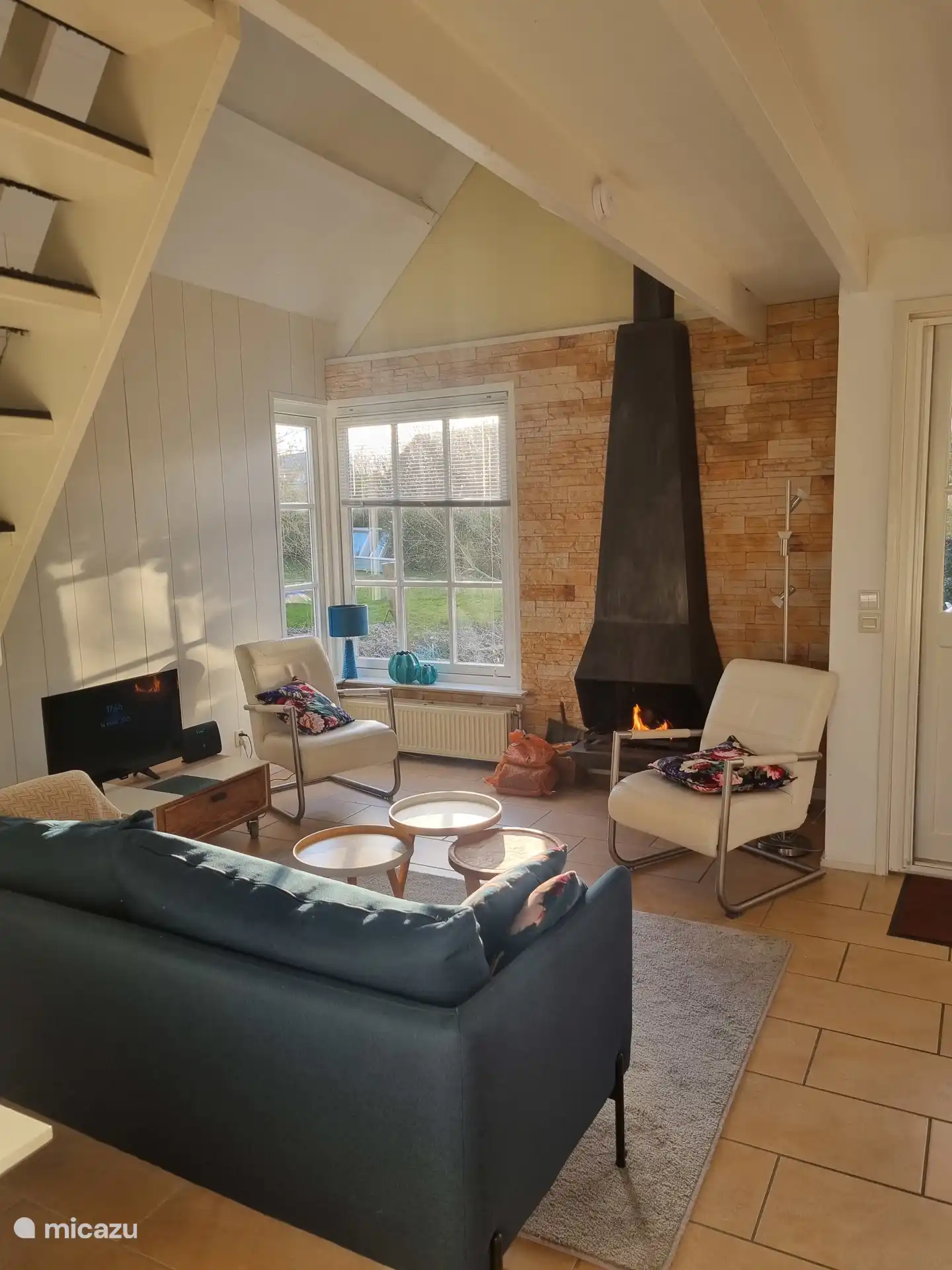 Das gemütliche Wohnzimmer mit Abendsonne.