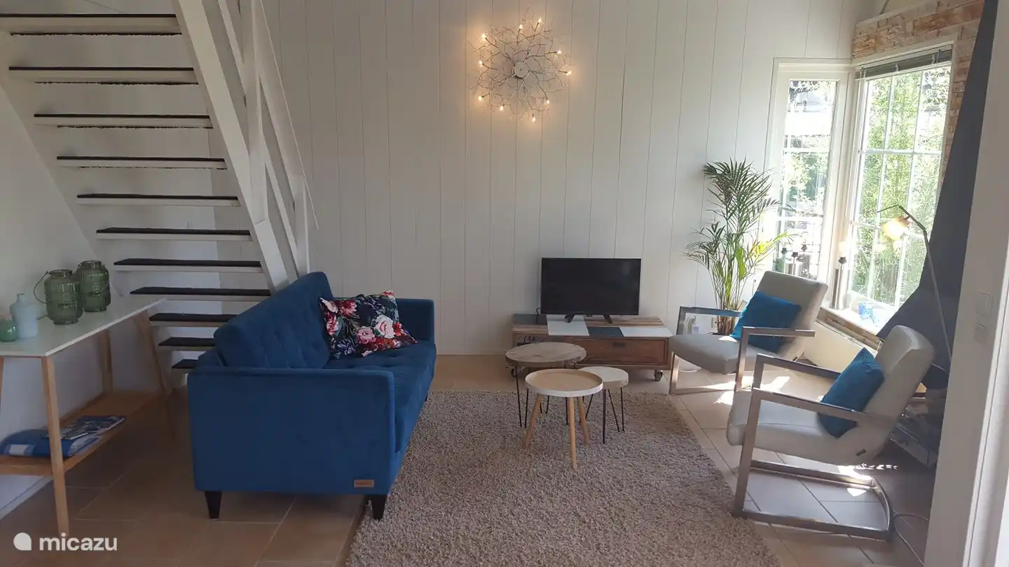 Das gemütliche, modern eingerichtete Wohnzimmer mit Kamin