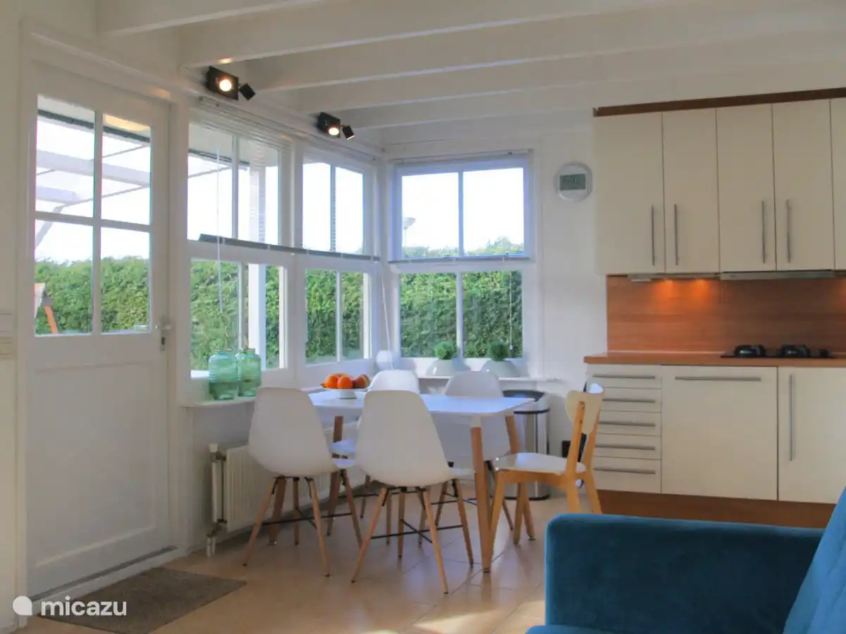 Der Essbereich in der offenen Küche