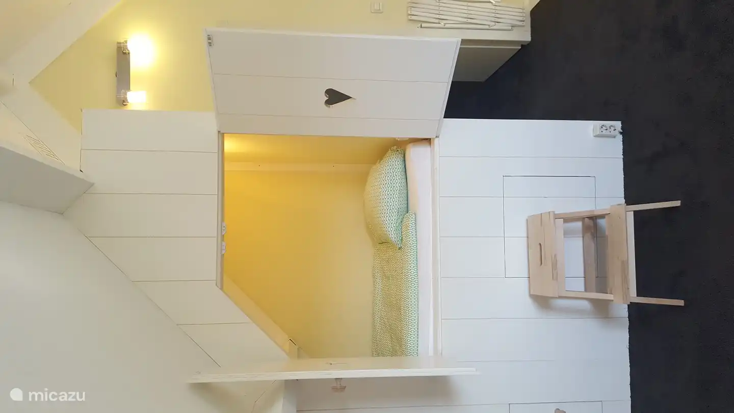 Schönes Kastenbett (2,00 x 0,90 m) im Obergeschoss, geräumig genug für einen Erwachsenen, Spaß für Kinder