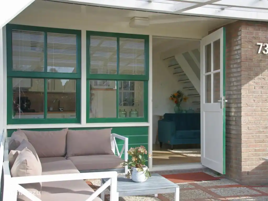 Die Veranda mit Lounge-Sofa bekommt die Sonne am Abend!