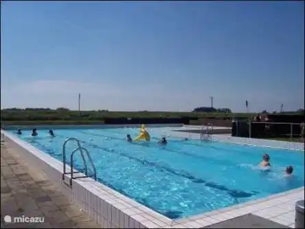 Das Schwimmbad im Park, frei zugänglich für unsere Gäste, in 200 Metern Entfernung