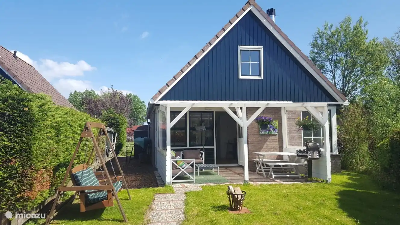 Die Front mit einer Veranda, Schaukel und Grill